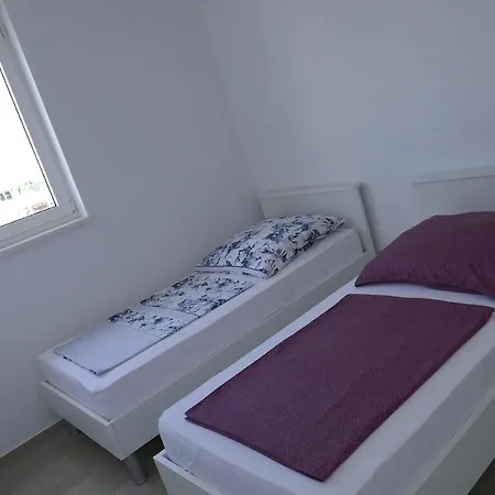 Ana, Sibenik - * Brodarica
