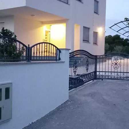 Ana, Sibenik - * Brodarica (Sibenik-Knin)
