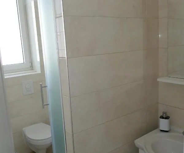 Ana, Sibenik - * ברודאריצה