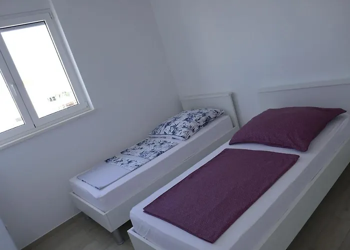 Ana, Sibenik - * ברודאריצה